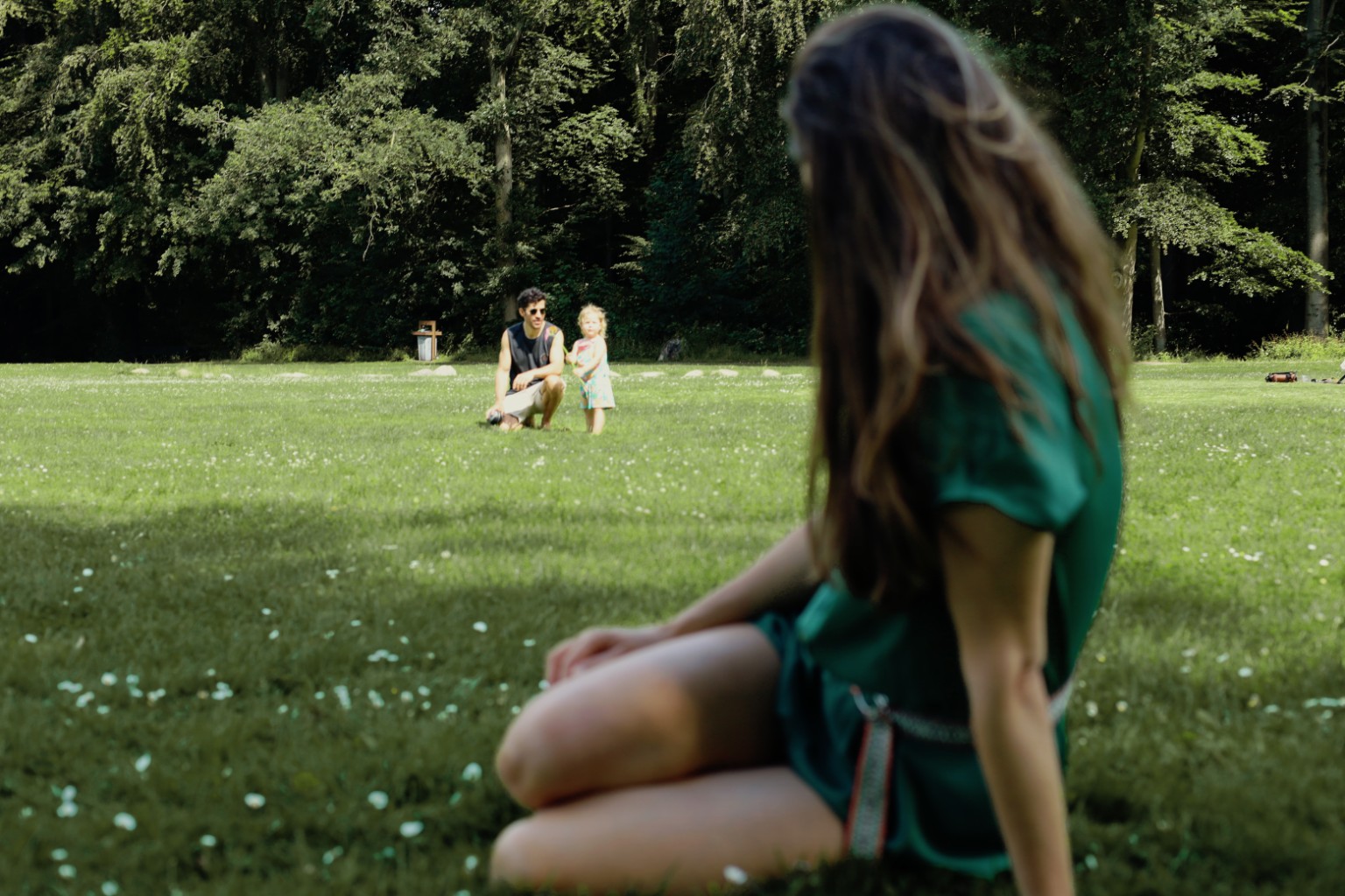 Een gezin speelt samen in een zonnig veld